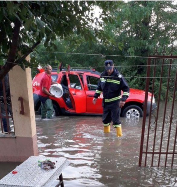 Inundații în Prahova și Constanța din cauza ploilor torențiale. Intervenții ale pompierilor și în București, mai mulți copaci doborâți de vânt