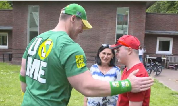 Legendarul wrestler John Cena s-a întâlnit cu un tânăr ucrainean cu sindromul Down, refugiat din Mariupol