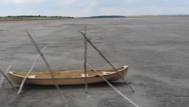Imagini dezolante cu lacul Amara, care a secat complet. „Nu mai e picătură de apă, anul trecut mai era ceva pește”