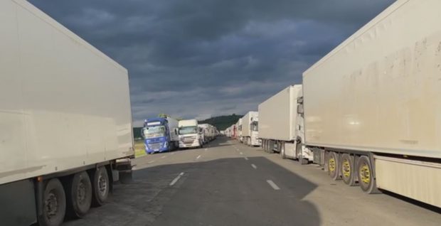 Cozi de sute de vehicule la punctele de frontieră din est după o defecțiune la sistemul de control din vămile românești