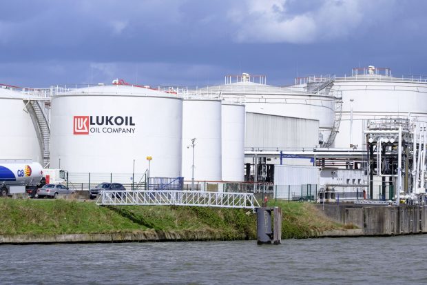 Italia ia în calcul naționalizarea unei rafinării Lukoil din Sicilia. Grupul rus are o rafinărie și în România