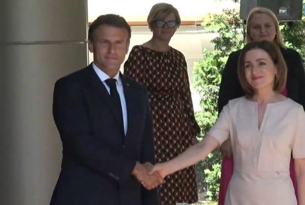 Emmanuel Macron a ajuns la Chișinău. Președintele francez a fost întâmpinat de Maia Sandu