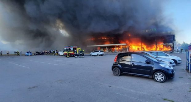 Varianta Rusiei despre atacul de la mallul din Kremenciuk: Incendiu provocat de bombardarea unui depozit de armament