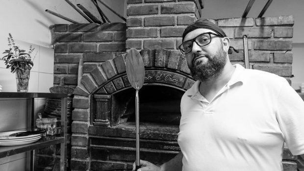 Viața unui italian care s-a mutat la Sibiu ca să facă salam: „Avem atâtea oi aici și nimeni nu s-a gândit să facă un mezel bun cu ele”