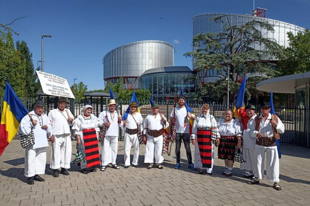 VIDEO. Cine sunt maramureșenii îmbrăcați în port popular care s-au legat cu lanțuri și fac greva foamei în fața Parlamentului European