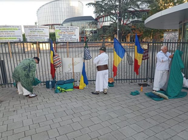 Maramureșenii în greva foamei care au dormit în fața Parlamentului European și CEDO, primiți înăuntru