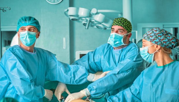POVEȘTI CARE VINDECĂ. Un bărbat din Arad s-a internat pentru prima dată în spital la 52 de ani, pentru o hernie hiatală: „Operația te face cum ai fi nou, ca la început!”