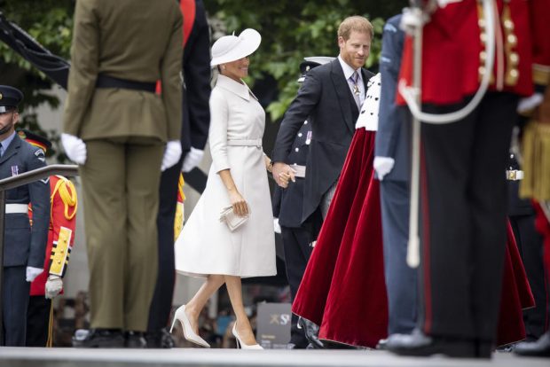 Apariția oficială a Prințului Harry și a lui Meghan Markle la jubileul reginei Elisabeta a II-a. S-au ținut de mână și au zâmbit tot timpul