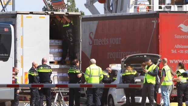 Un șofer român de TIR a stabilit „recordul” de migranți băgați într-un singur camion, în Olanda