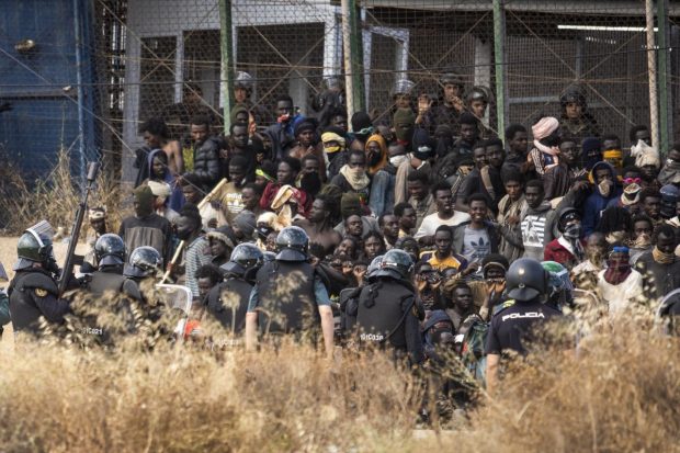 18 migranți au murit în timp ce o mulțime de oameni a forțat intrarea în enclava spaniolă Melilla