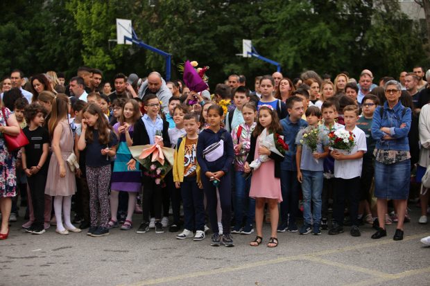 Despre violența clasei de mijloc. Când frica de sărăcie a părinților pune o presiune uriașă pe copii, începând cu clasele primare