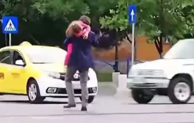 VIDEO | Nicușor Dan, filmat când traversa strada printre mașini, cu fetița în brațe. Sindicatul Europol: „Își pune în pericol copilul”