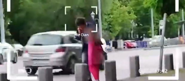 VIDEO | Nicușor Dan, filmat în timp ce traversează strada neregulamentar cu fetița în brațe. Sindicatul Europol: Nicușor își pune în pericol copilul. Nu face ca Nicușor