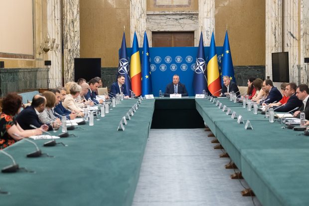 Guvernul pregătește noi taxe: crește acciza la țigări, apare taxa pe zahăr, impozitul pe locuințe ar putea exploda