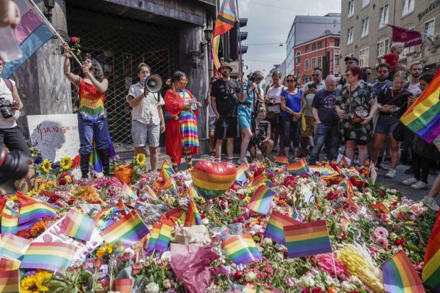 „Suntem aici, nu vom dispărea!”. Sute de oameni, la Gay Pride din Oslo. Marșul fusese anulat în urma atacului armat