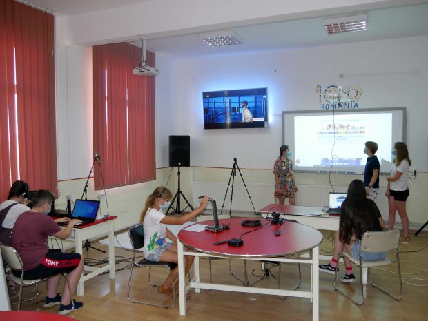 Directorul dintr-o comună din Arad care și-a făcut școală ca la oraș. „Profesorul nu-i mai privește pe elevi ca pe o turmă: lucrez cu cei care știu, pe ceilalți îi trec”