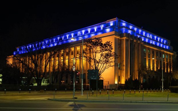 Palatul Victoria, iluminat special pentru a marca Ziua Naţională a Supravieţuitorilor de Cancer. Mesajul premierului Ciucă