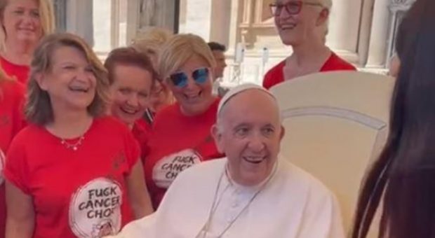 Papa Francisc, înconjurat de mai mulți oameni care purtau mesajul „Fuck cancer”: „Sunteți buni, sunteți poeți, vă mulțumesc”
