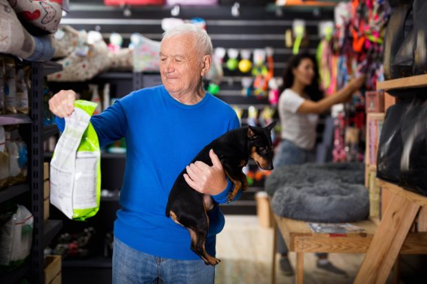 „Pensionarii își vând din casă pentru cățel sau pisică”. Mâncarea pentru animalele de companie s-a scumpit cu până la 35%