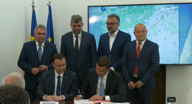 Aglomerație de oficiali la semnarea unui contract pentru 63 de kilometri de  autostradă. Bode, Ciolacu, Grindeanu și Romașacanu, prezenți