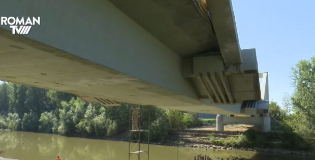 FOTO. Podul care s-a prăbușit în județul Neamț era „crăpat și lăsat pe mijloc” încă dinaintea inaugurării făcute de șeful CJ, Ionel Arsene