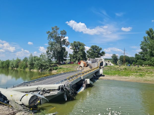 S-a prăbușit un pod rutier din Neamț, inaugurat anul trecut, după o reabilitare de 8 milioane de lei. Un bărbat a fost rănit