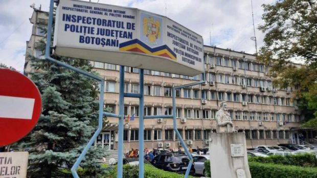 Un bărbat aflat în arestul poliției din Botoșani s-a tăiat pe piept cu un briceag. Un agent este cercetat disciplinar