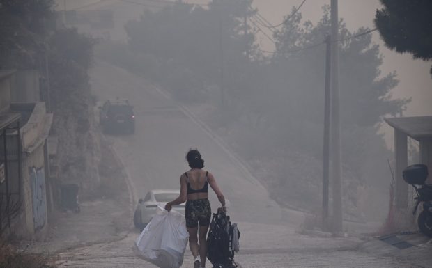 Mai multe cartiere din Atena, evacuate din cauza incendiilor puternice de vegetație