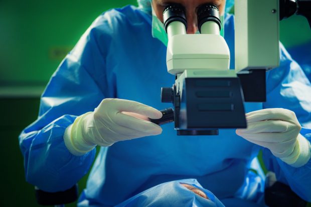 Un bărbat din Slovacia și-a pierdut complet vederea după ce medicii i-au scos din greșeală ochiul sănătos
