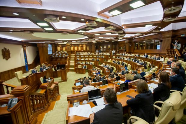 Parlamentele României și Republicii Moldova se reunesc în ședință comună la Chișinău