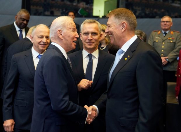 Miza întâlnirii pe care Joe Biden o va avea astăzi cu Klaus Iohannis și alți 8 lideri de pe flancul estic al NATO