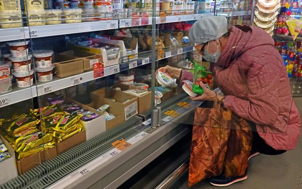Sacțiunile occidentale încep să se vadă în Rusia. Cumpărătorii au opțiuni tot mai reduse pe rafturile magazinelor