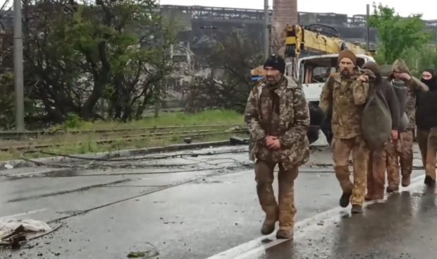 „Încercăm să-i eliberăm”. Ce a aflat Kievul despre luptătorii de la Azovstal, ținuți prizonieri de ruși