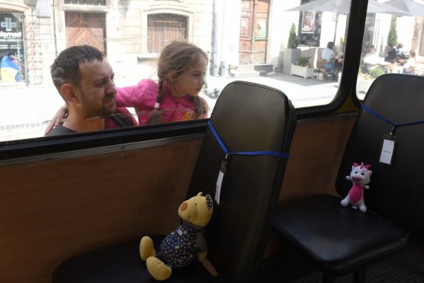 Cei 243 de copii uciși în război, comemorați la Liov, cu autobuze școlare goale: „Excursia care nu va avea loc vreodată”