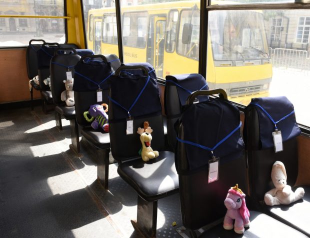 „Excursia care nu va avea loc niciodată”. Memorial cu autobuze școlare goale, în centrul Liovului, pentru cei 243 de copii uciși în război