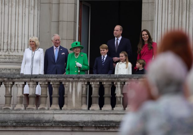 Regina Elisabeta a II-a, apariție surpriză la balconul Palatului Buckingham, la finalul festivităților Jubileului de Platină