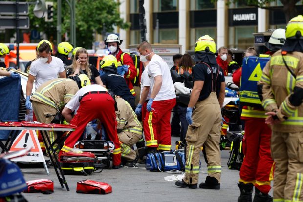 O mașină a intrat în mulţime la Berlin. Cel puțin un mort și mai mulți răniți. Șoferul suspect, reținut