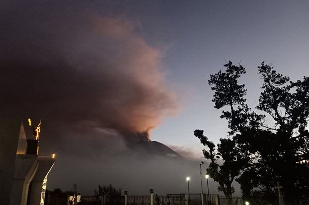 VIDEO Un oraș din Filipine, acoperit de cenușă a doua oară într-o săptămână, din cauza unei erupții vulcanice