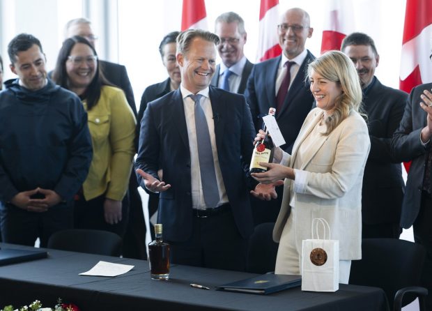 „Războiul whiskey-ului” s-a încheiat după 50 de ani: Danemarca și Canada au pus capăt unei dispute pentru o insulă de 1 kilometru pătrat