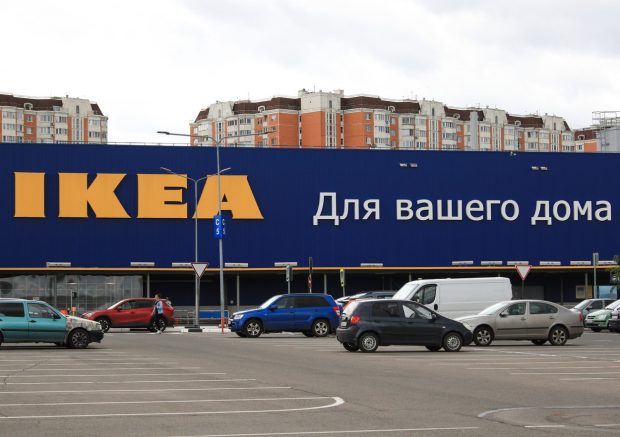 IKEA își scoate la vânzare fabricile din Rusia și plănuiește reduceri de personal. Câți angajați vor rămâne fără loc de muncă