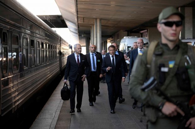 O gară de marfare, câini aduși de la Paris și un tren de rezervă, care îi urmărea. Detalii despre călătoria istorică făcută de Macron, Scholz și Draghi la Kiev