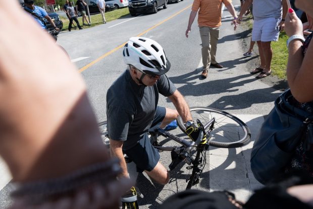 VIDEO. Joe Biden a căzut de pe bicicletă. Reacția președintelui SUA imediat după incident