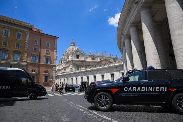 O mașină a încercat să spargă barajul poliției de la intrarea în Vatican. Șoferul, urmărit și oprit cu focuri de armă