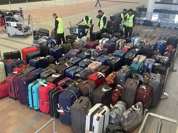 „Criza bagajelor” ia amploare. Haos pe aeroporturile din Marea Britanie