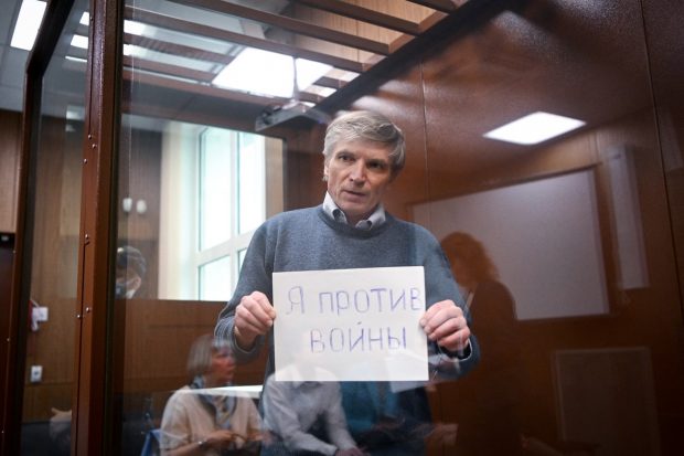 Un deputat local din Moscova a protestat împotriva războiului, chiar în sala de judecată. Ce mesaj a afișat