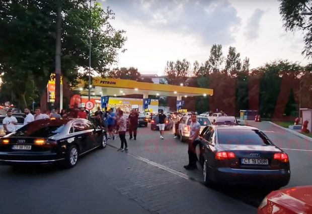 Proteste în benzinăriile din Constanța, după scumpirea carburanților. Șoferii au blocat pompele, alimentând de 30 de bani