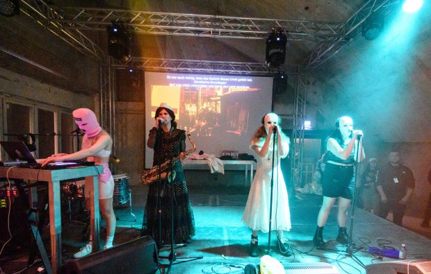 Rusoaicele care se revoltă. Reportaj din Lisabona de la concertul Pussy Riot împotriva lui Putin și a războiului