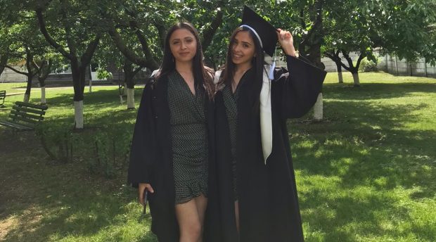 Gemenele din Vaslui cu părinții plecați în străinătate și care au luat 9,50 la Bac: „Nimic nu se poate fără muncă, nimic nu ne cade din cer”