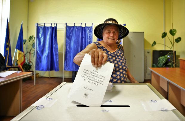 Reportaj | Premieră pentru democraţia din România. În comuna Dumbrăvița a fost referendum pentru demiterea primarului: „Ne-a făcut de râs!”