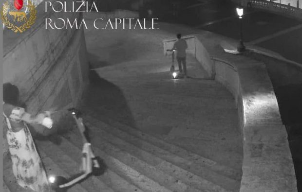 O americancă nu mai are voie în viața ei să calce pe Treptele Spaniole din Roma, pe care a aruncat o trotinetă electrică, „pentru distracție”